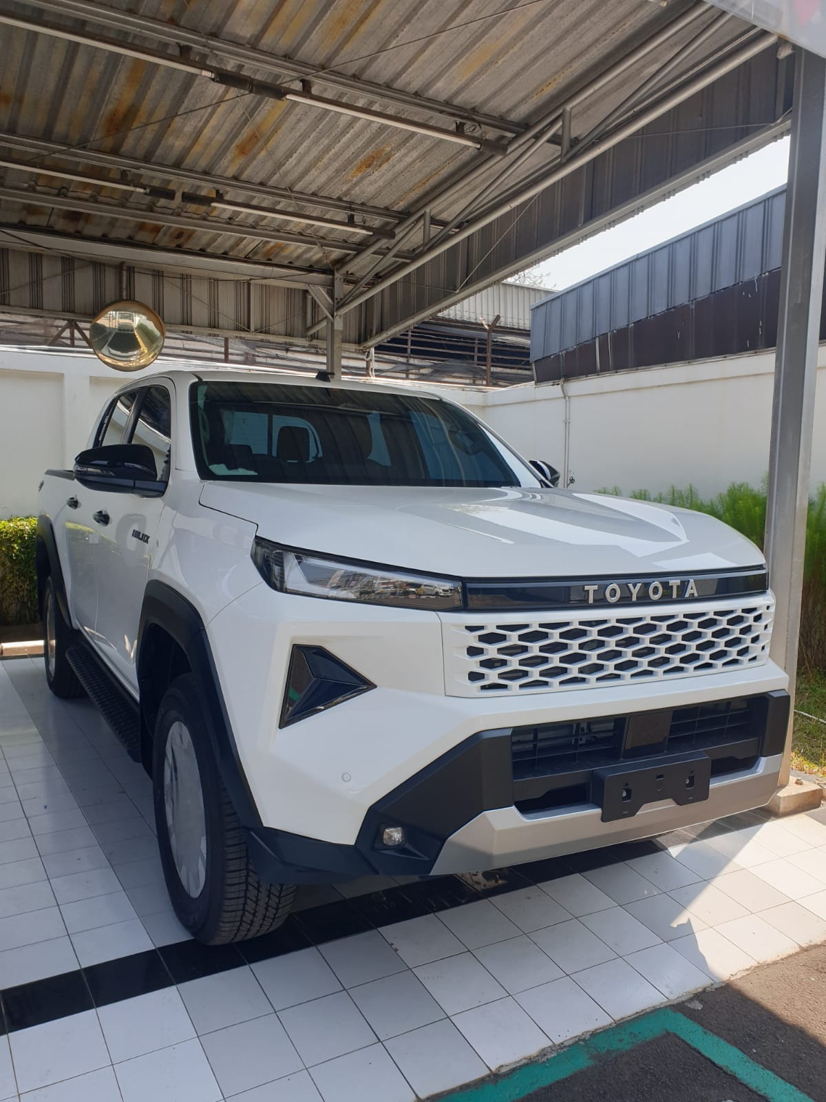 SUV Toyota Putih Modern